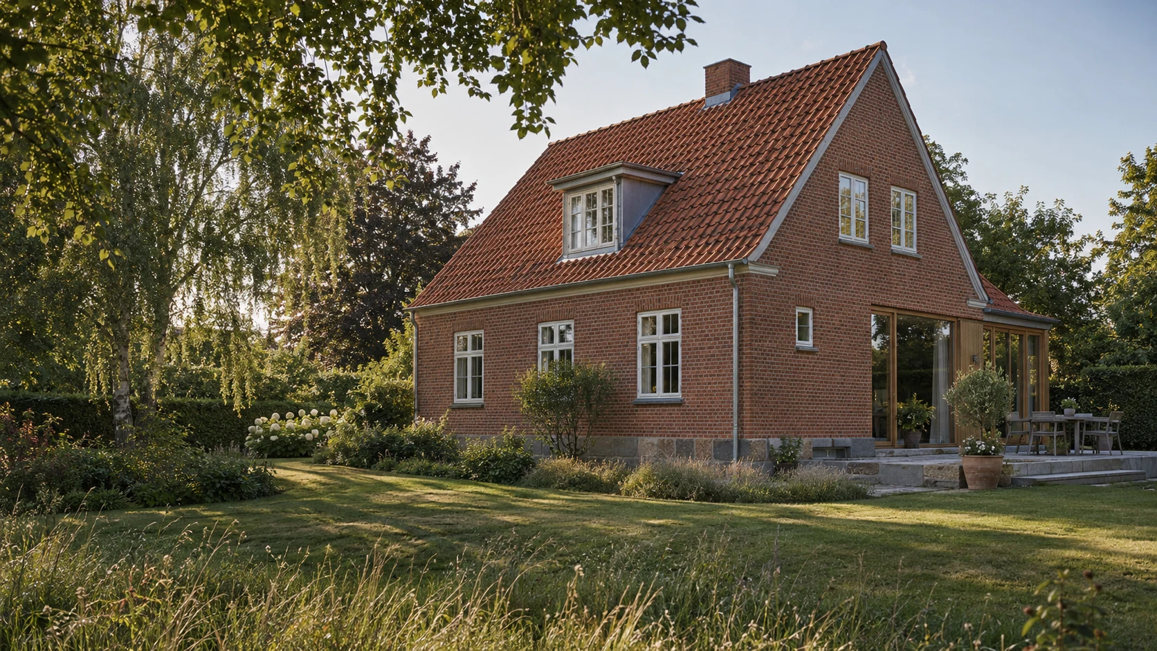 Konceptvisualisering: dansk murermestervilla med rødt tegltag, murede facader og en have i eftermiddagslys